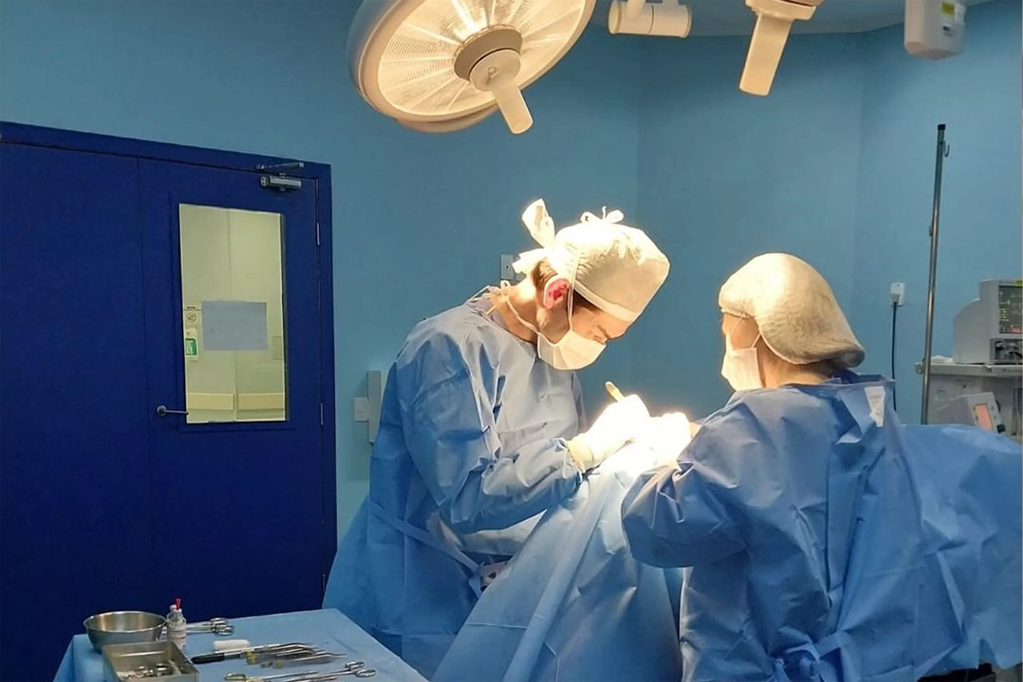 dr examinando paciente